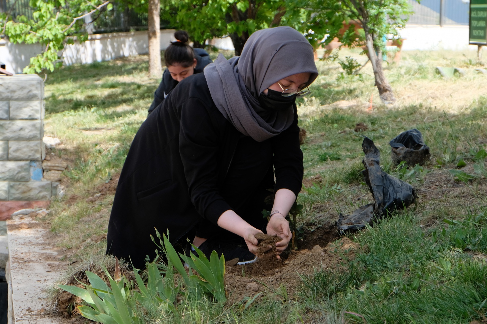 Fen Lisesine 75 gül fidanı dikildi 9