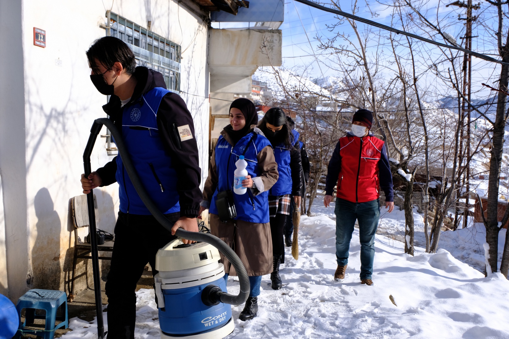 Gönüllü gençler yaşlı vatandaşların yardımına koşuyor 13