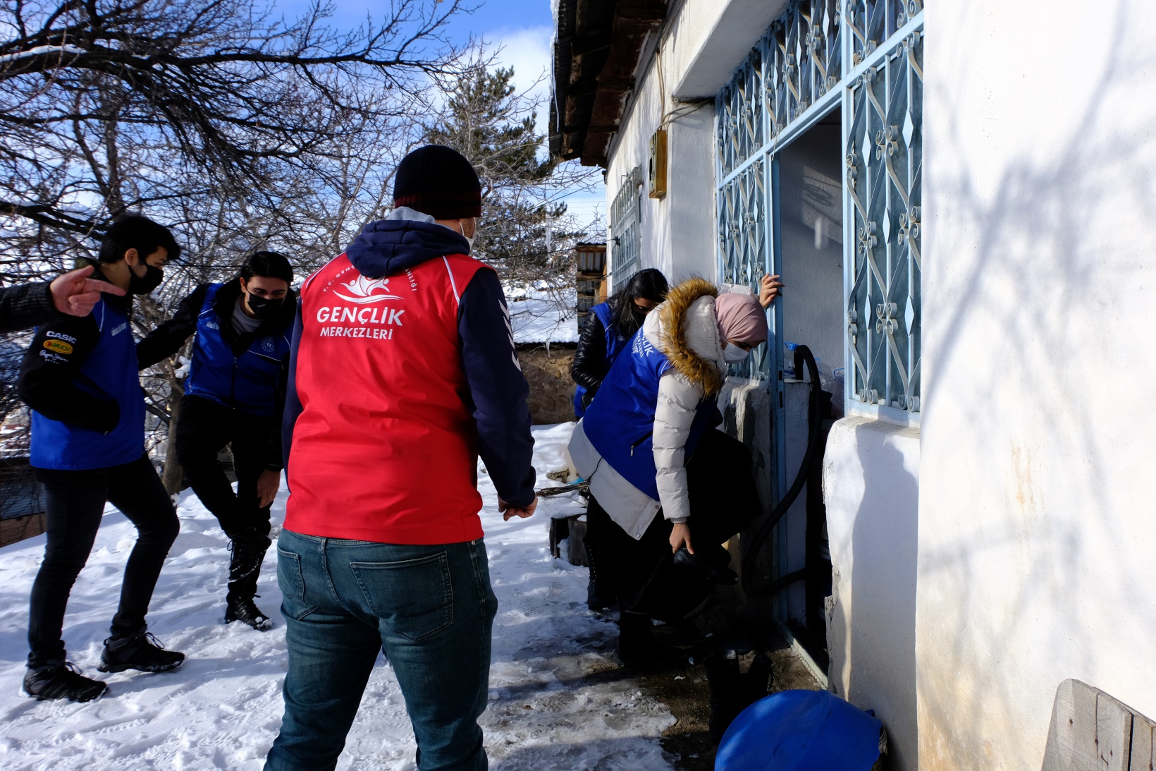 Gönüllü gençler yaşlı vatandaşların yardımına koşuyor 11