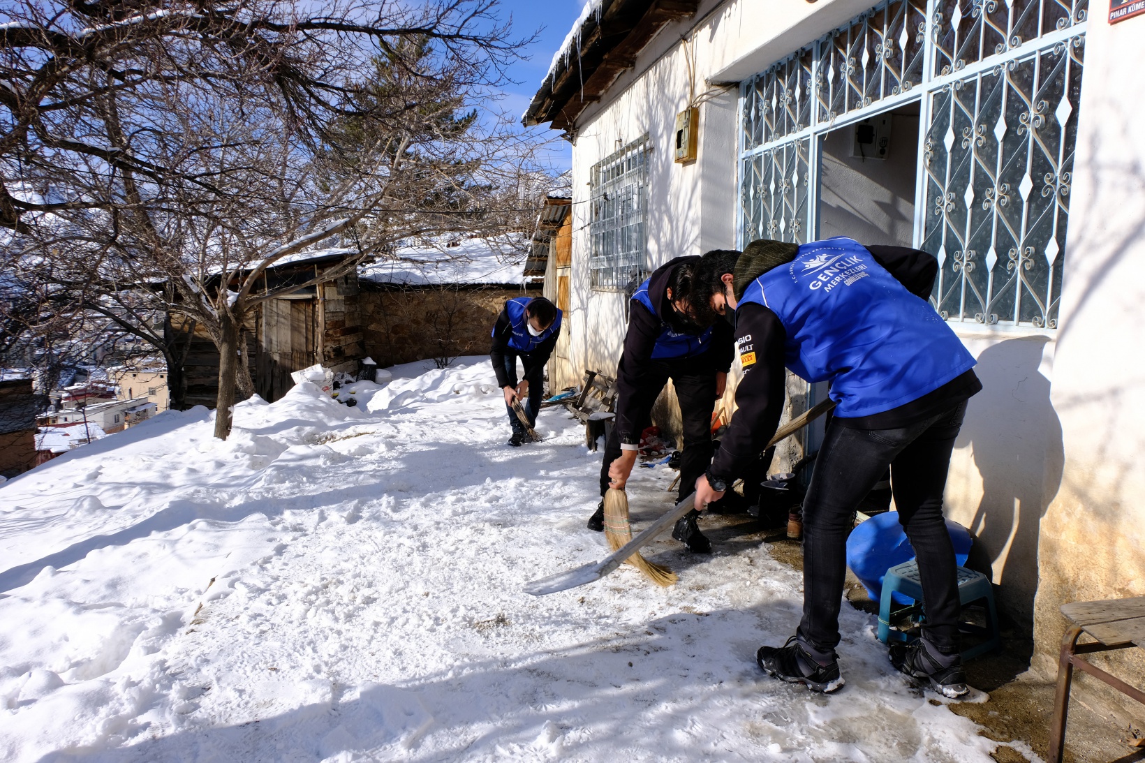 Gönüllü gençler yaşlı vatandaşların yardımına koşuyor 8