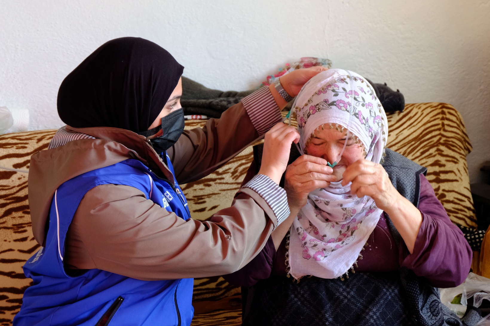 Gönüllü gençler yaşlı vatandaşların yardımına koşuyor 7