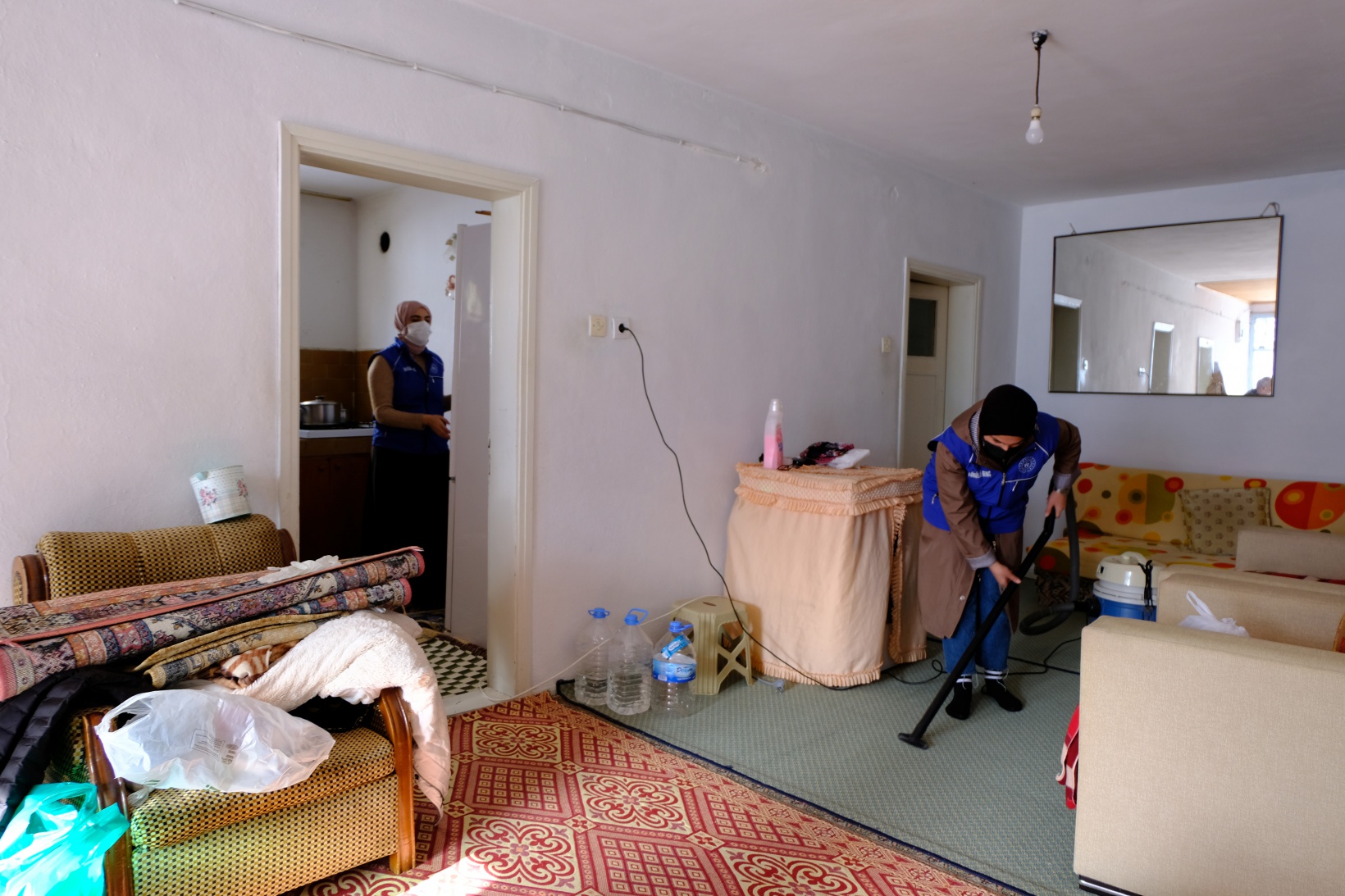 Gönüllü gençler yaşlı vatandaşların yardımına koşuyor 2