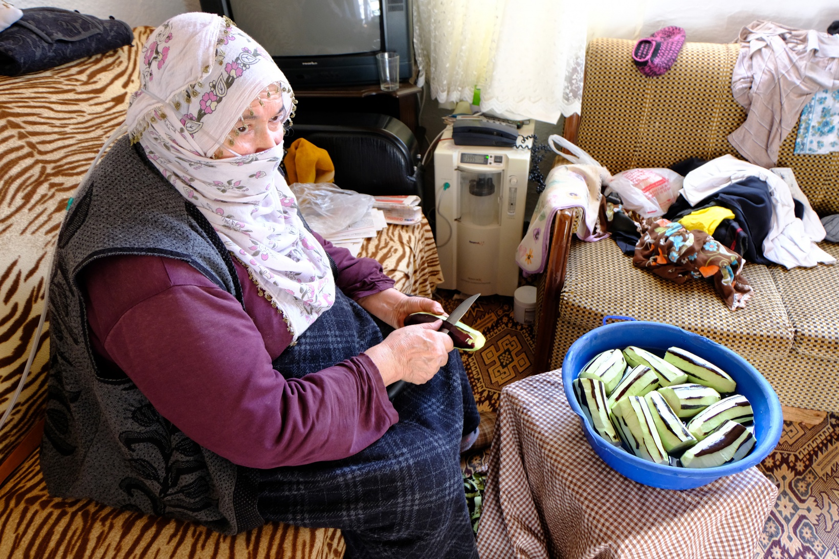 Gönüllü gençler yaşlı vatandaşların yardımına koşuyor 3