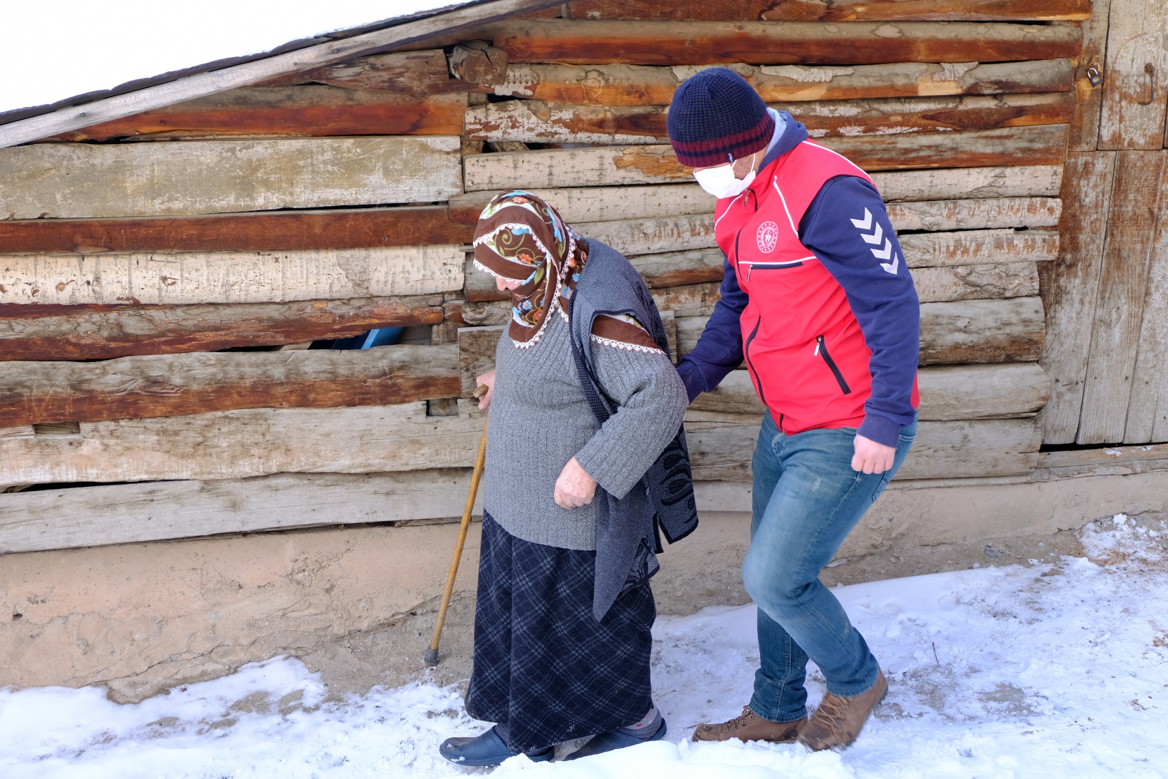 Gönüllü gençler yaşlı vatandaşların yardımına koşuyor 5