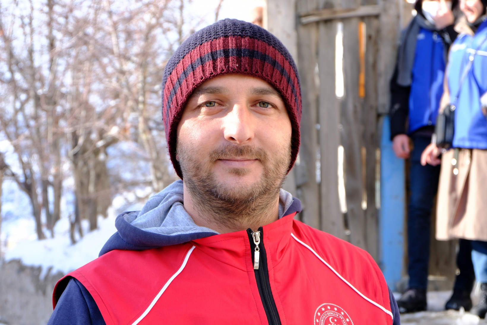 Gönüllü gençler yaşlı vatandaşların yardımına koşuyor 12