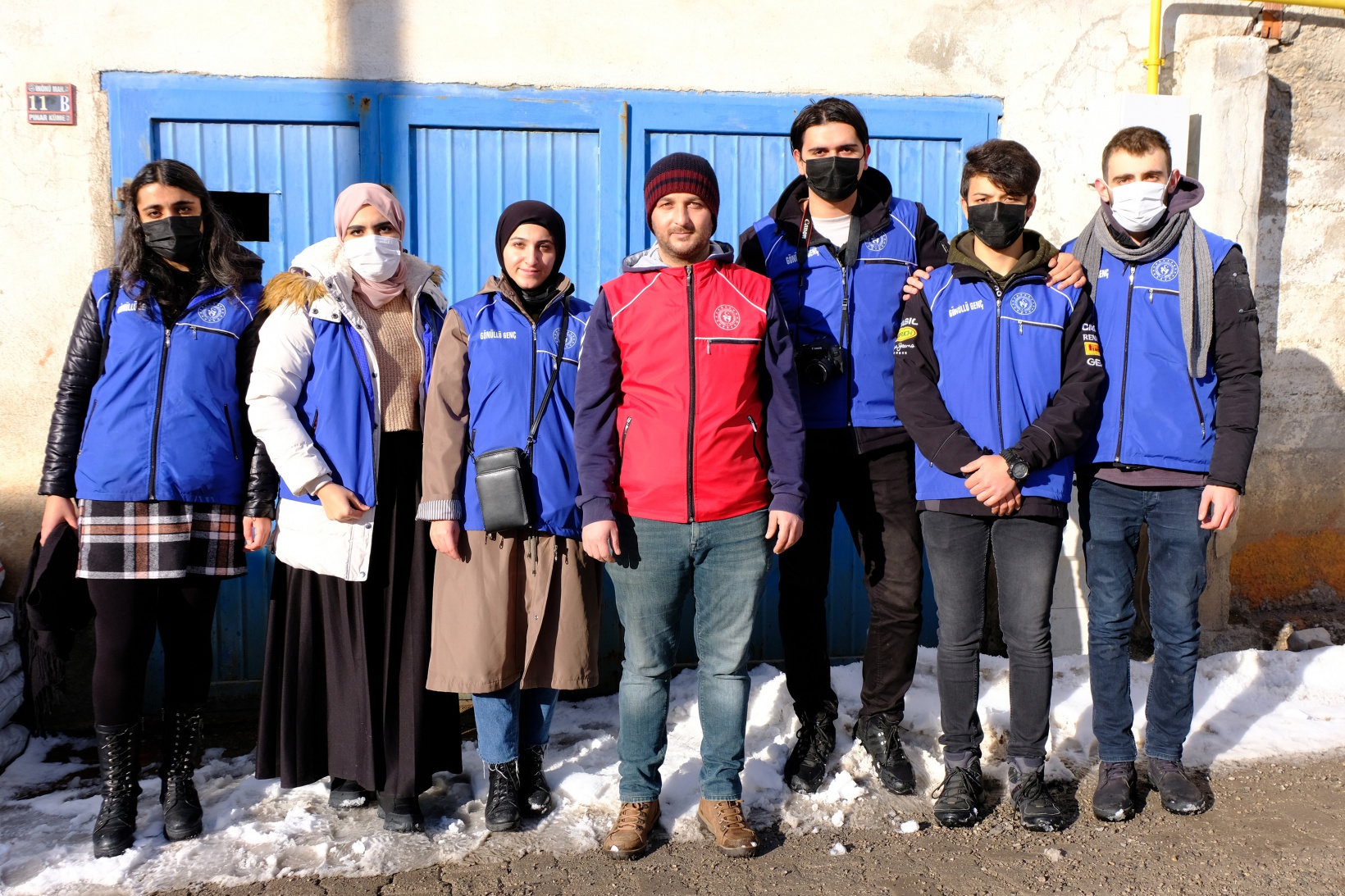 Gönüllü gençler yaşlı vatandaşların yardımına koşuyor 6