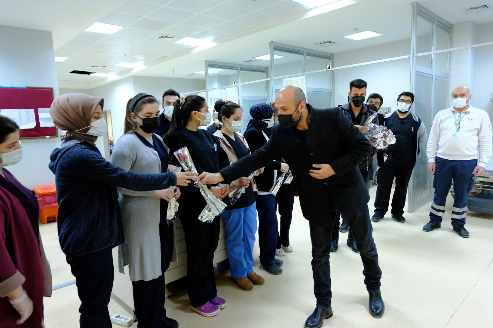 Yumruk değil, çiçek attılar 7