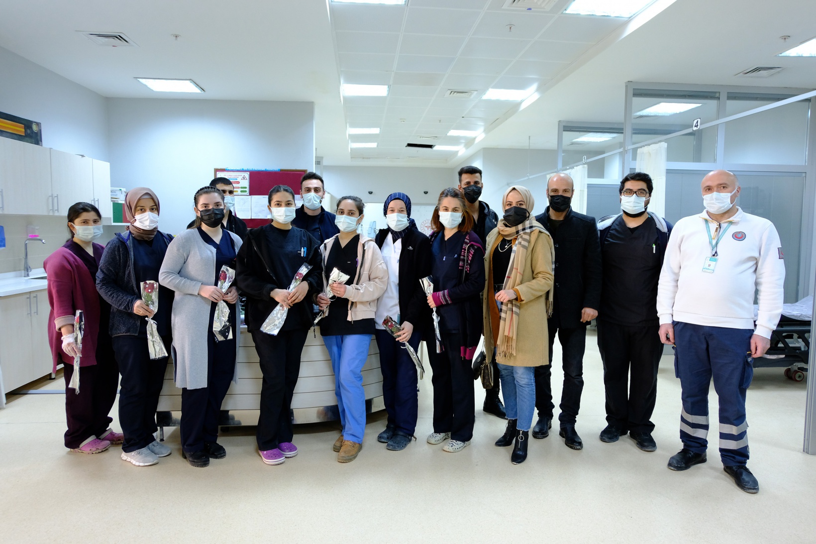 Yumruk değil, çiçek attılar 5