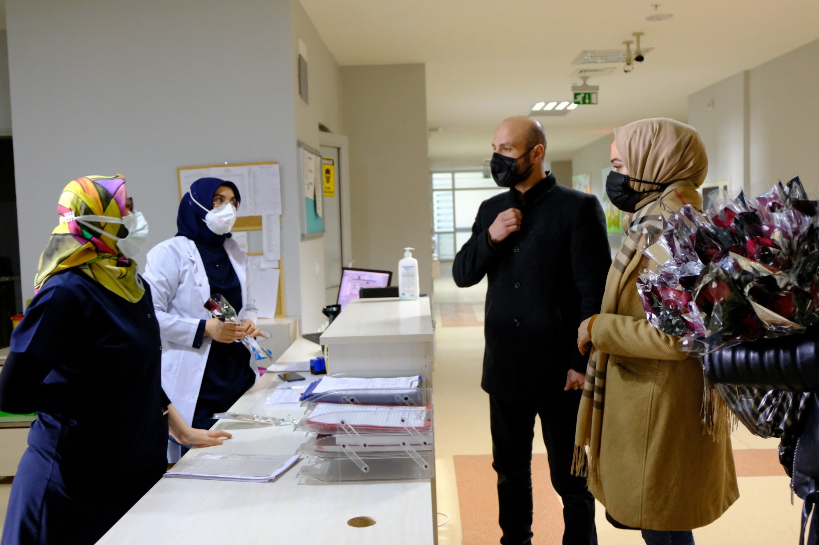 Yumruk değil, çiçek attılar 2