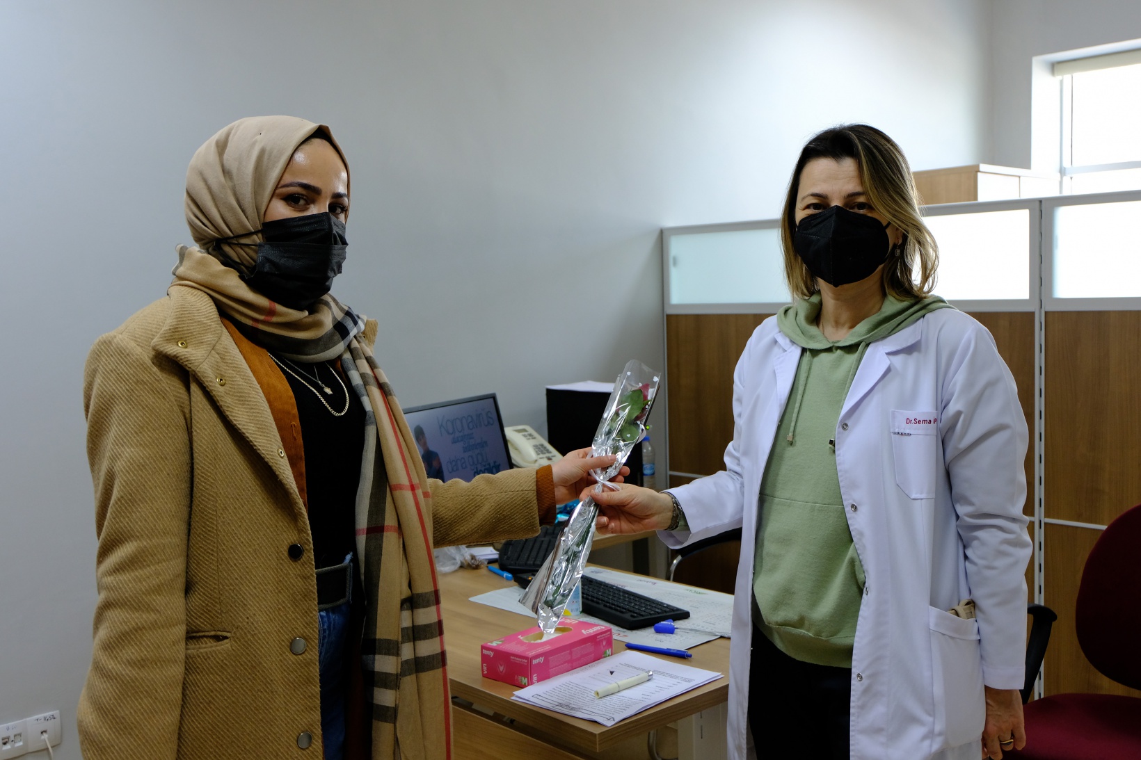 Yumruk değil, çiçek attılar 1