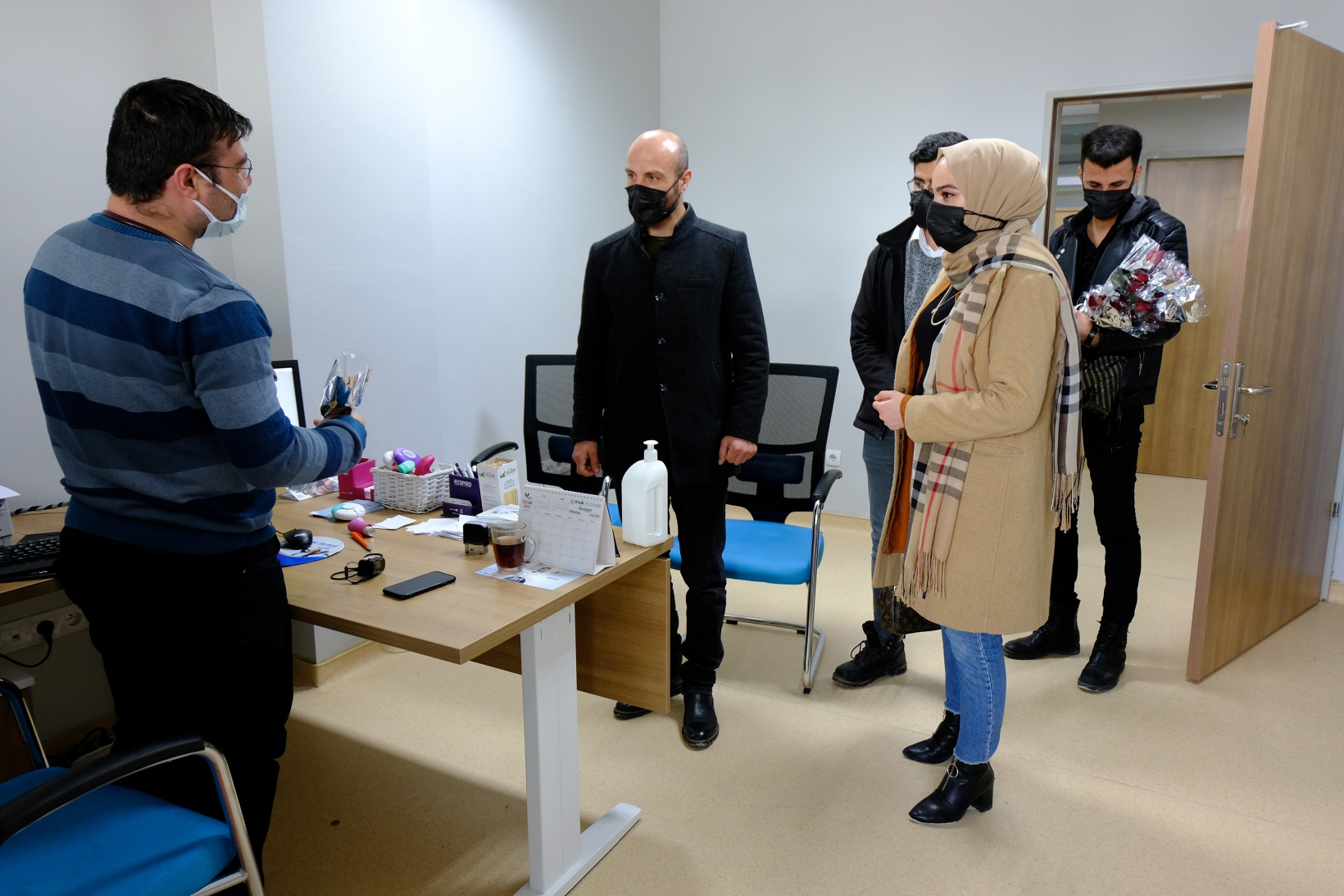 Yumruk değil, çiçek attılar 4