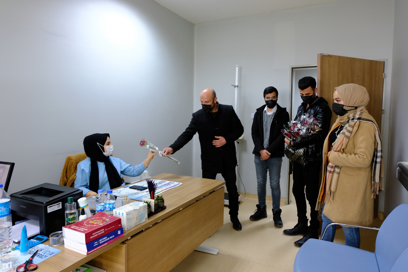 Yumruk değil, çiçek attılar 3