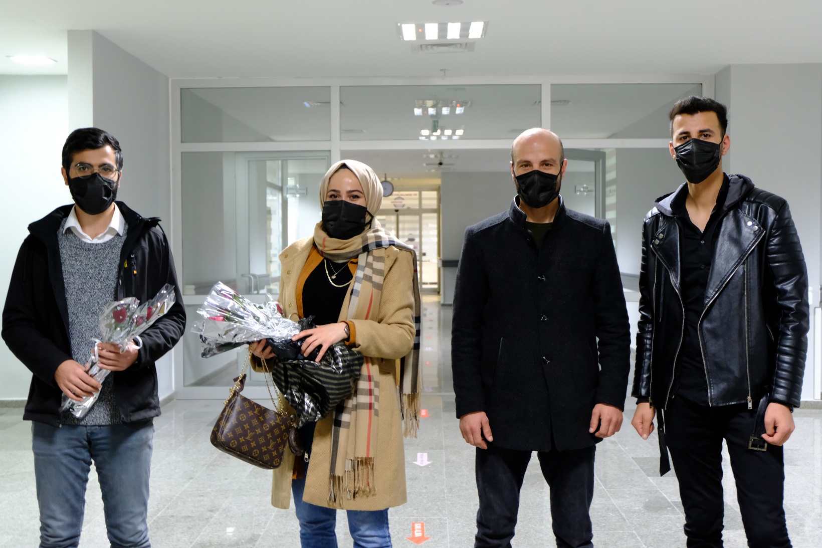 Yumruk değil, çiçek attılar 11