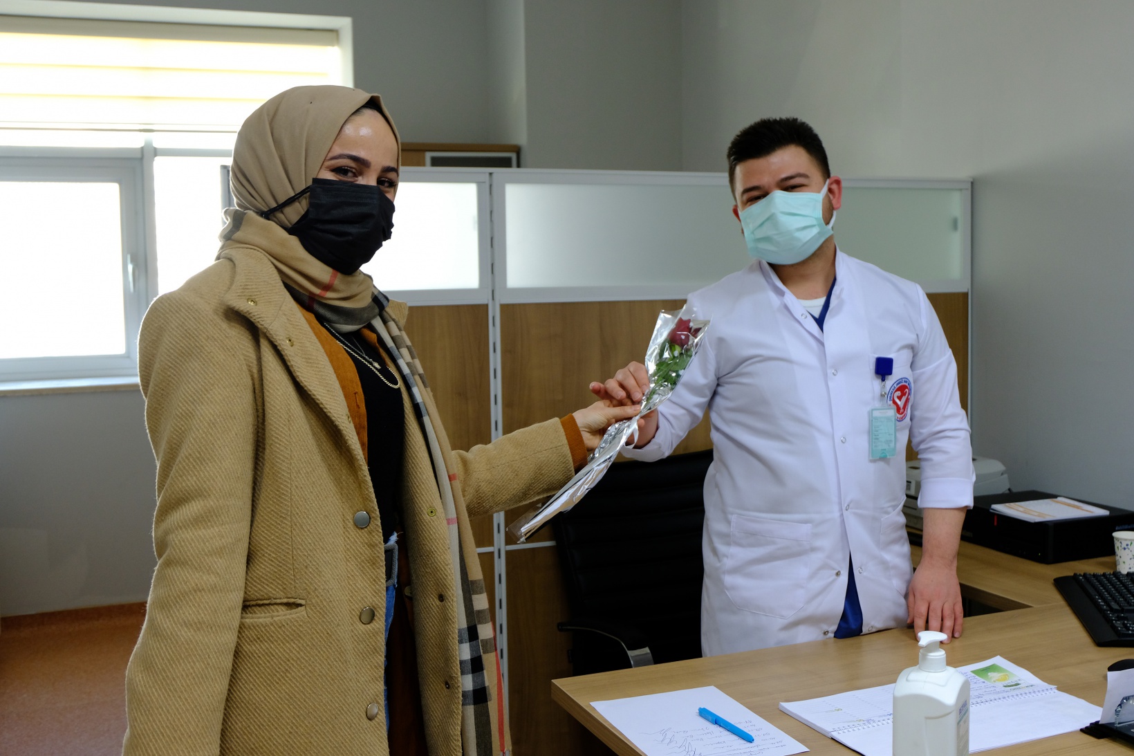 Yumruk değil, çiçek attılar 6