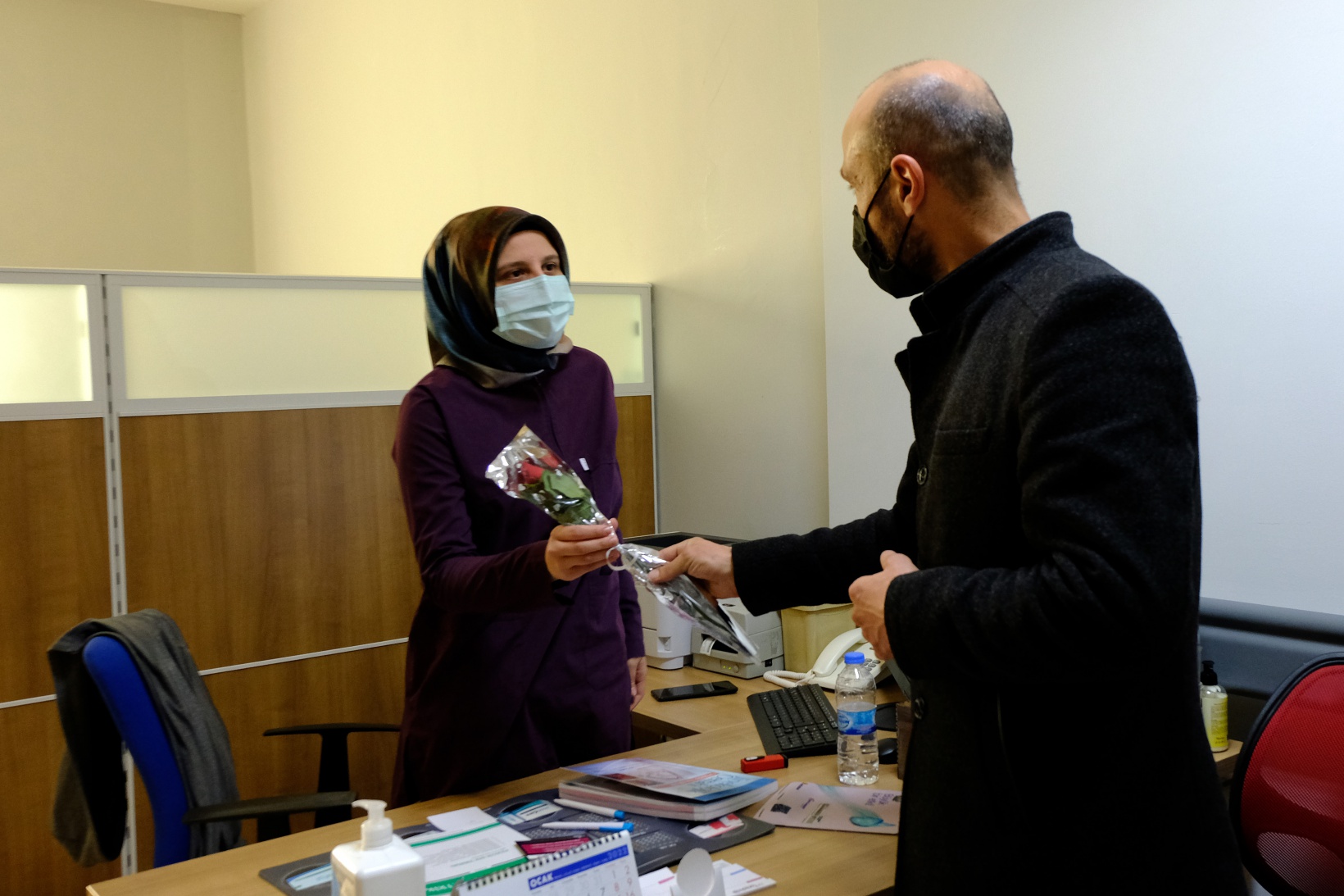 Yumruk değil, çiçek attılar 8