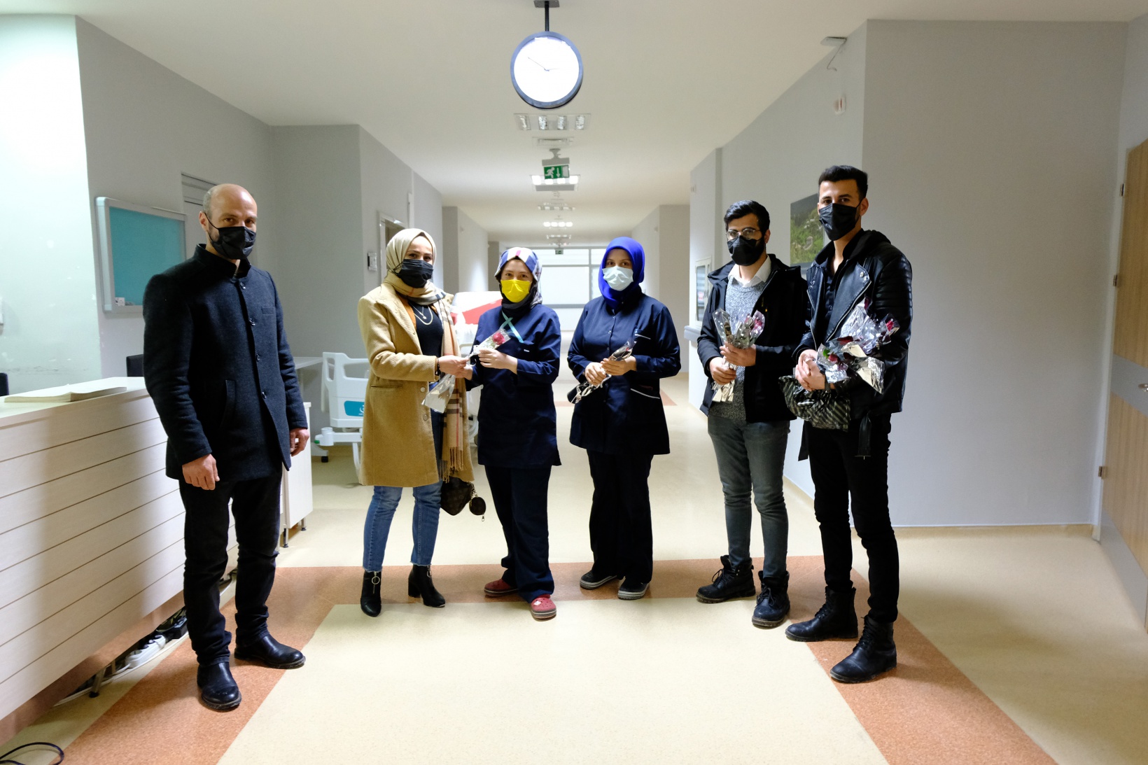 Yumruk değil, çiçek attılar 10