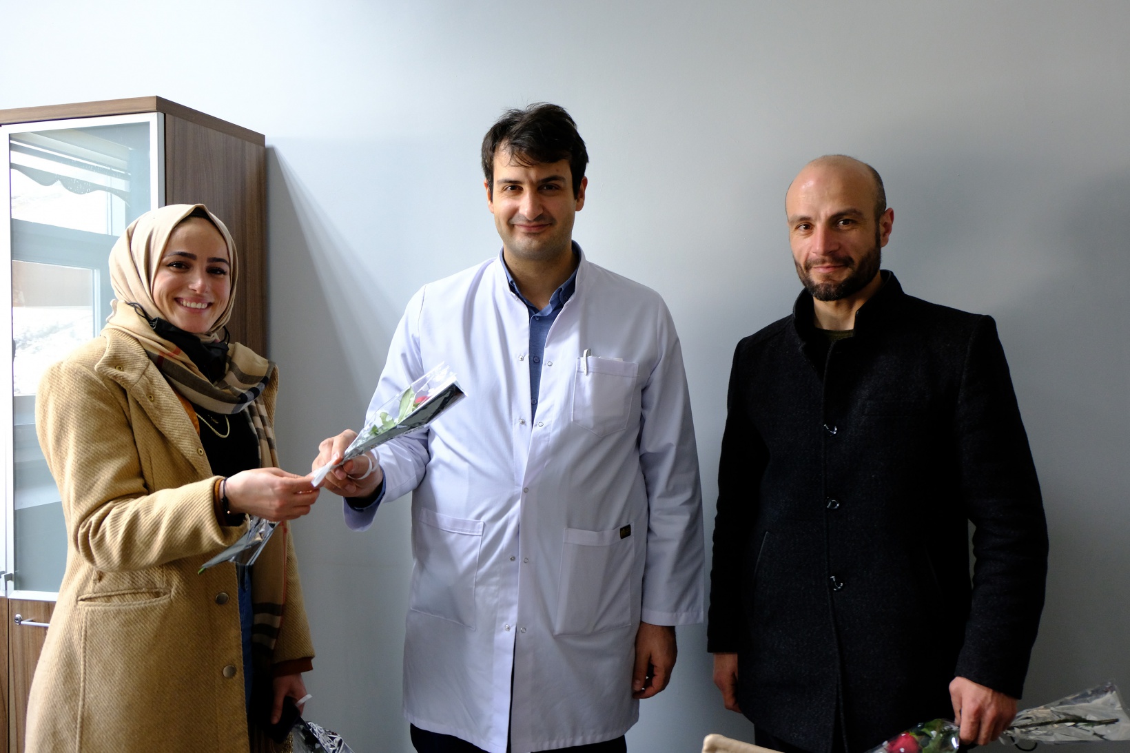 Yumruk değil, çiçek attılar 9