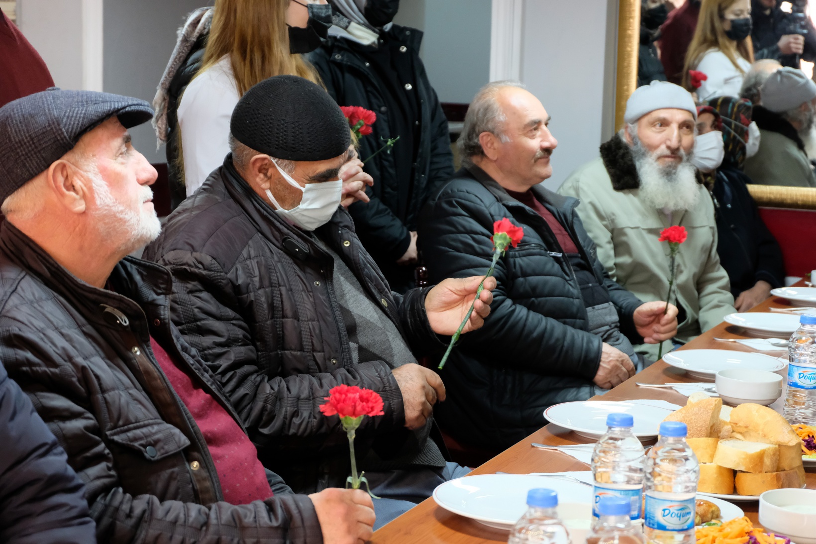 Üniversiteli gençler yaşlılara vefa borcunu yemekle ödedi 10
