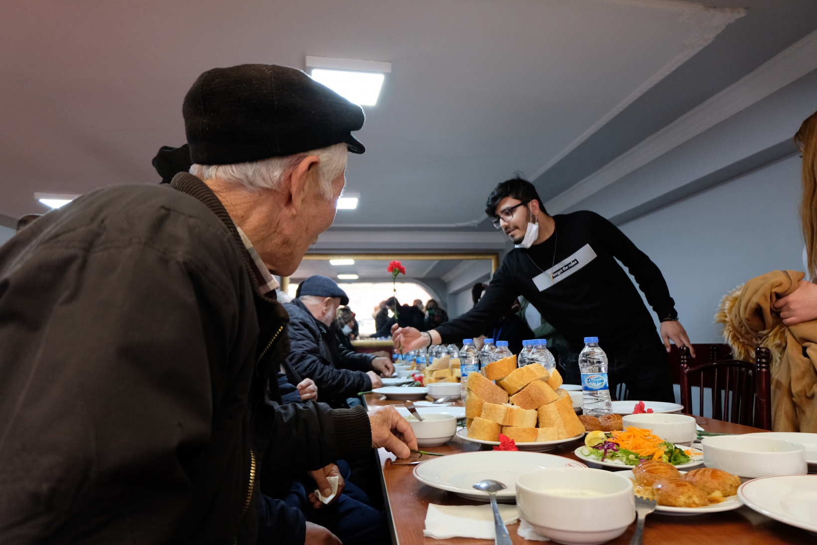 Üniversiteli gençler yaşlılara vefa borcunu yemekle ödedi 12