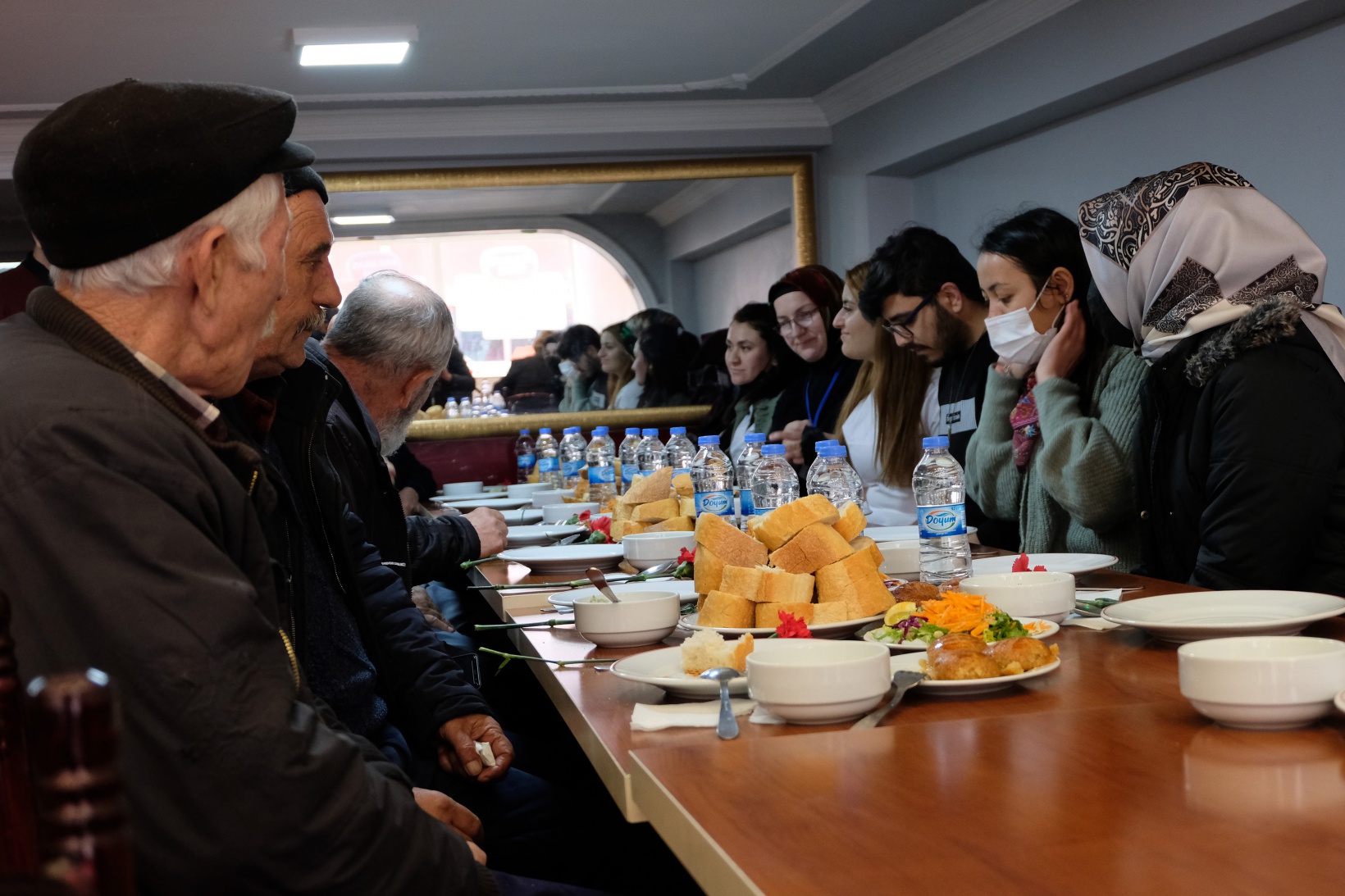 Üniversiteli gençler yaşlılara vefa borcunu yemekle ödedi 4