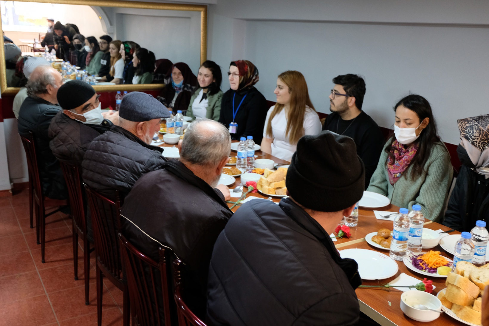 Üniversiteli gençler yaşlılara vefa borcunu yemekle ödedi 7