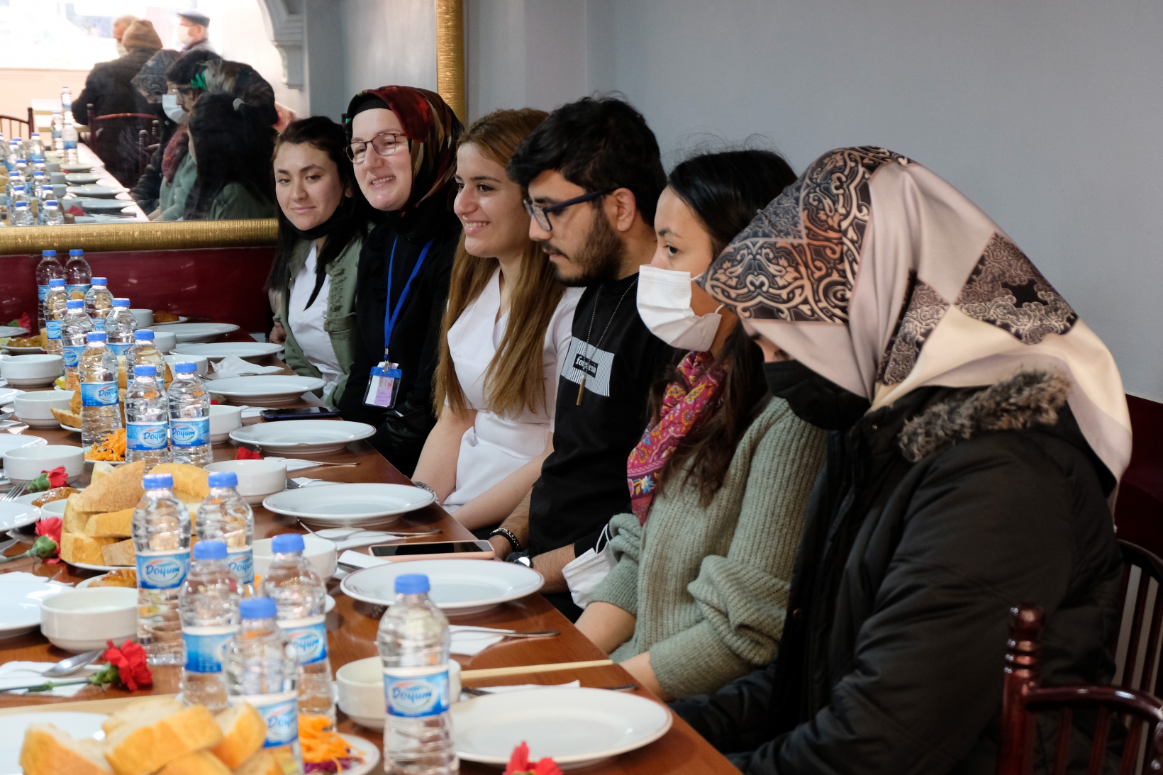 Üniversiteli gençler yaşlılara vefa borcunu yemekle ödedi 2