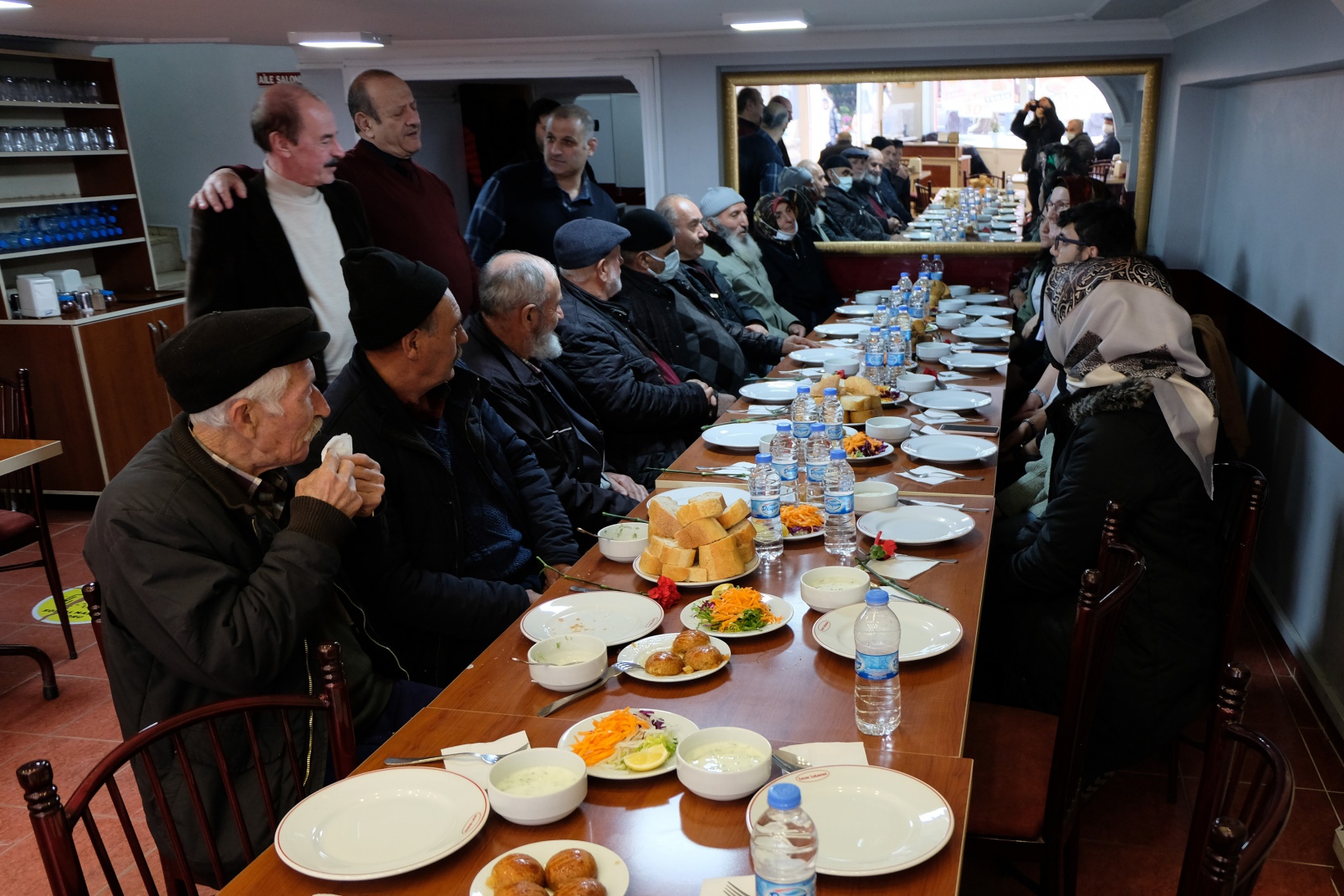 Üniversiteli gençler yaşlılara vefa borcunu yemekle ödedi 6