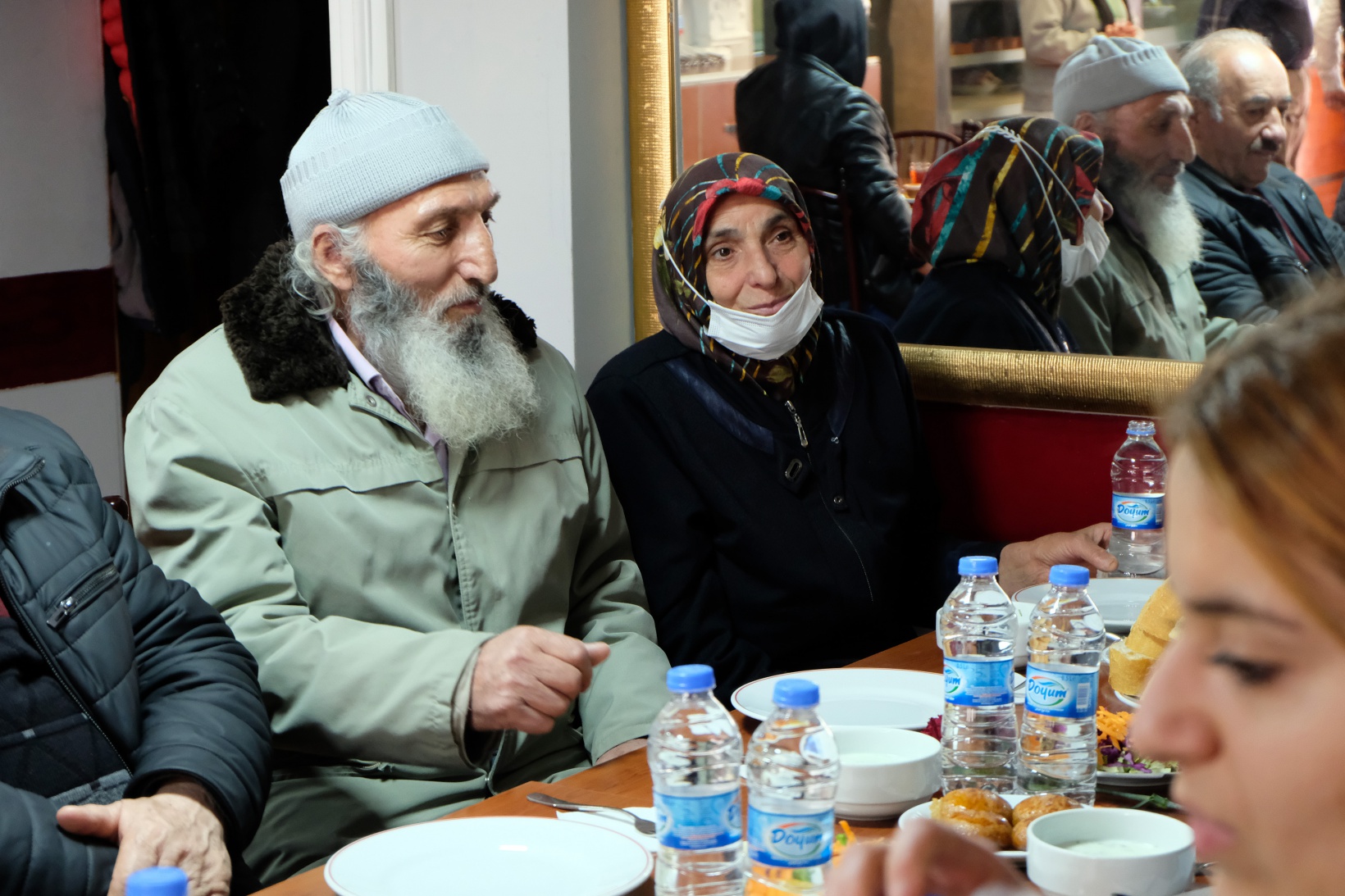 Üniversiteli gençler yaşlılara vefa borcunu yemekle ödedi 9