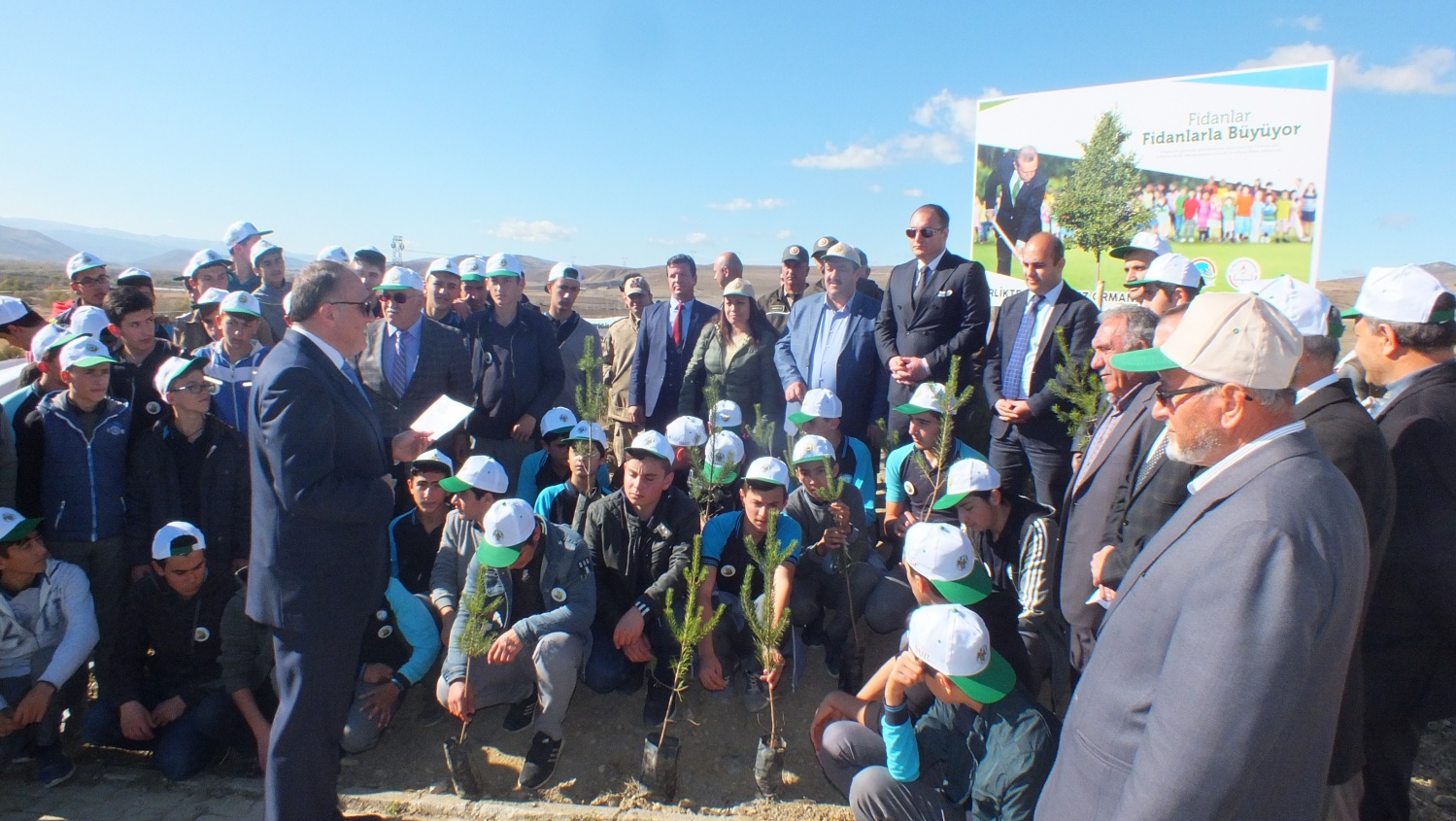 Kelkit’te 19 bin 550 öğrenci adına fidan dikildi 8