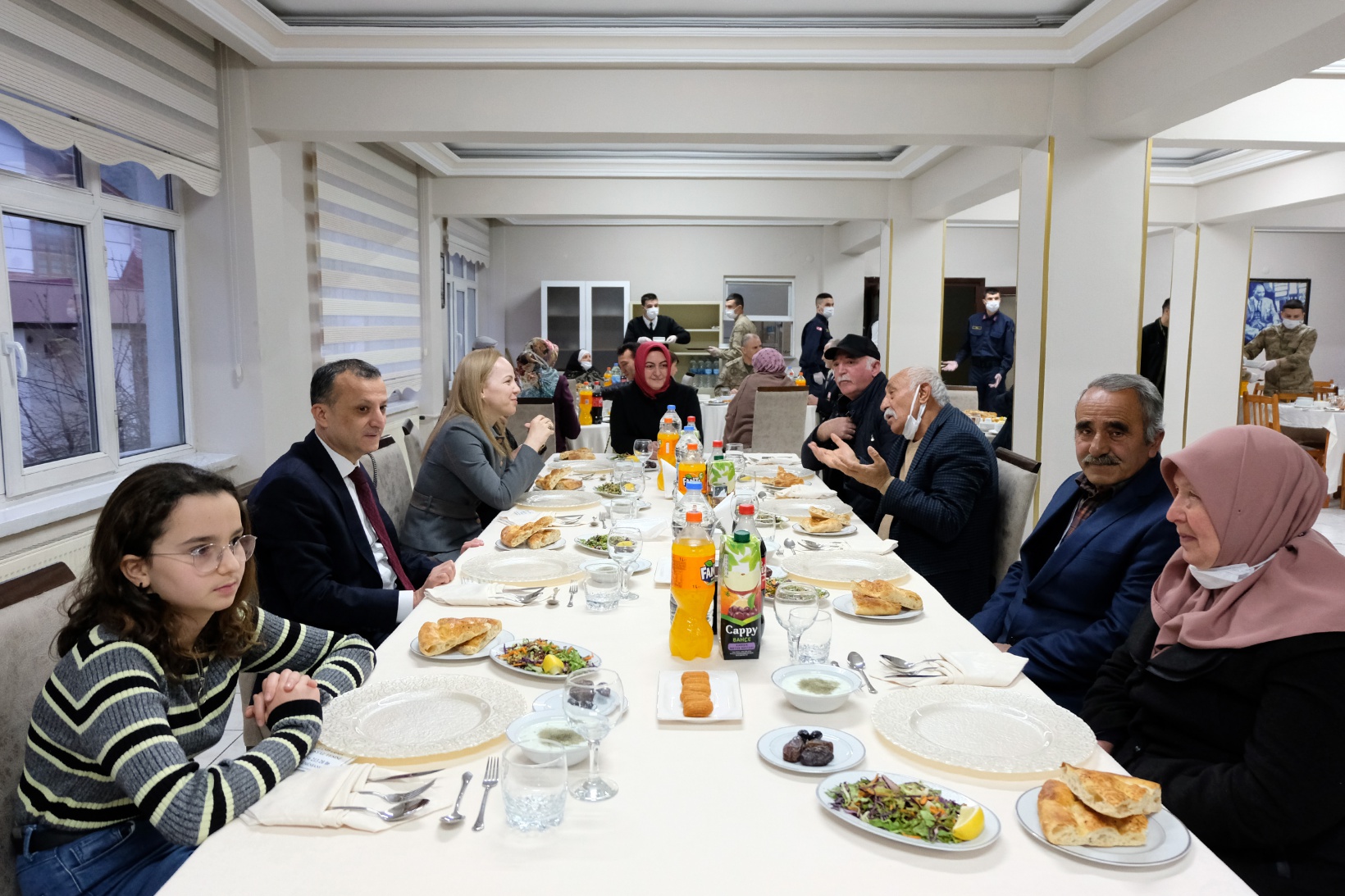 Vali Taşbilek şehit aileleri ve gazilerle iftar programında bir araya geldi 5