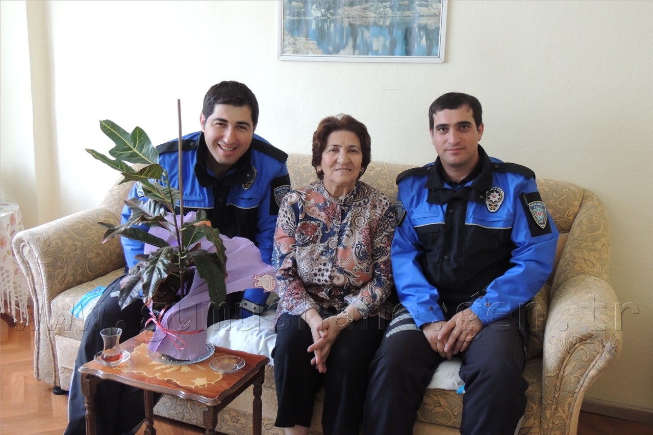 Türk Polisi Anneleri Unutmadı 5