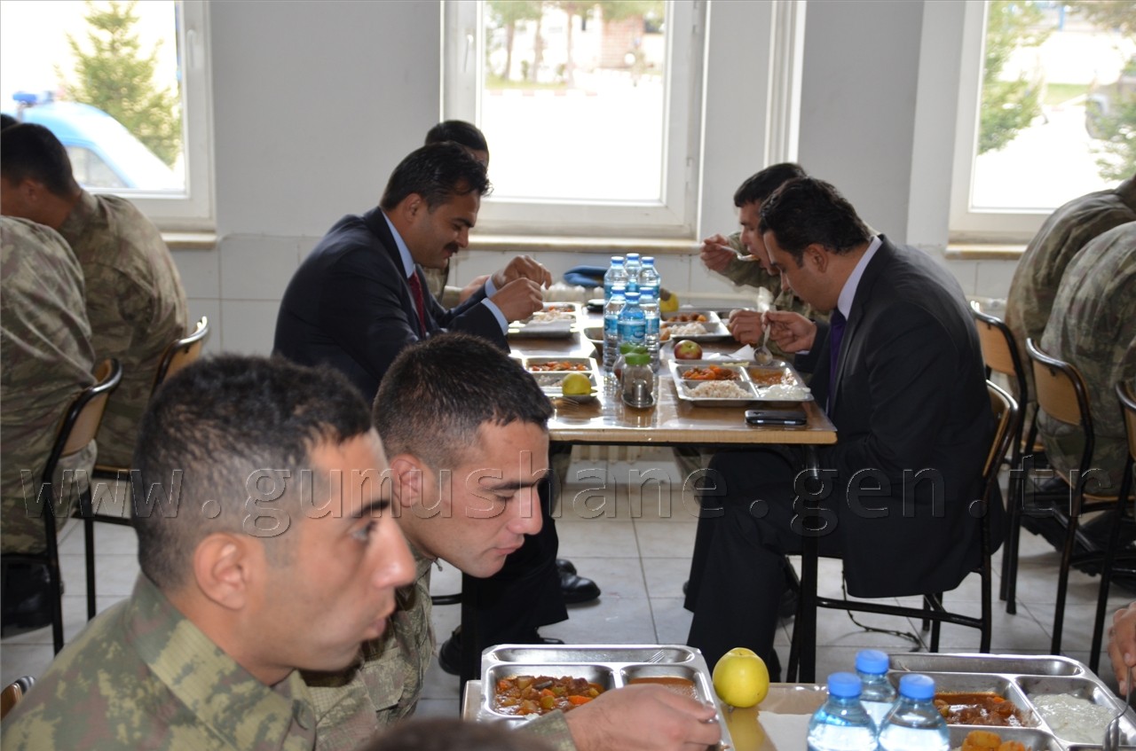 Kaymakam Gazel Askerlerle Karavana Yedi 4