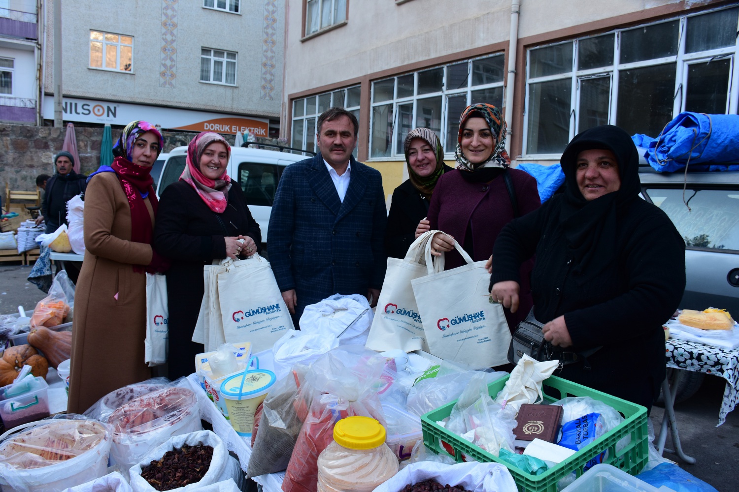 Başkan Çimen pazarda vatandaşlara bez torba dağıttı 2