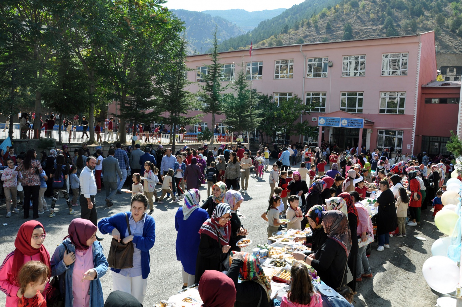 Okul bahçesinde düzenlenen kermes ilgi gördü 4