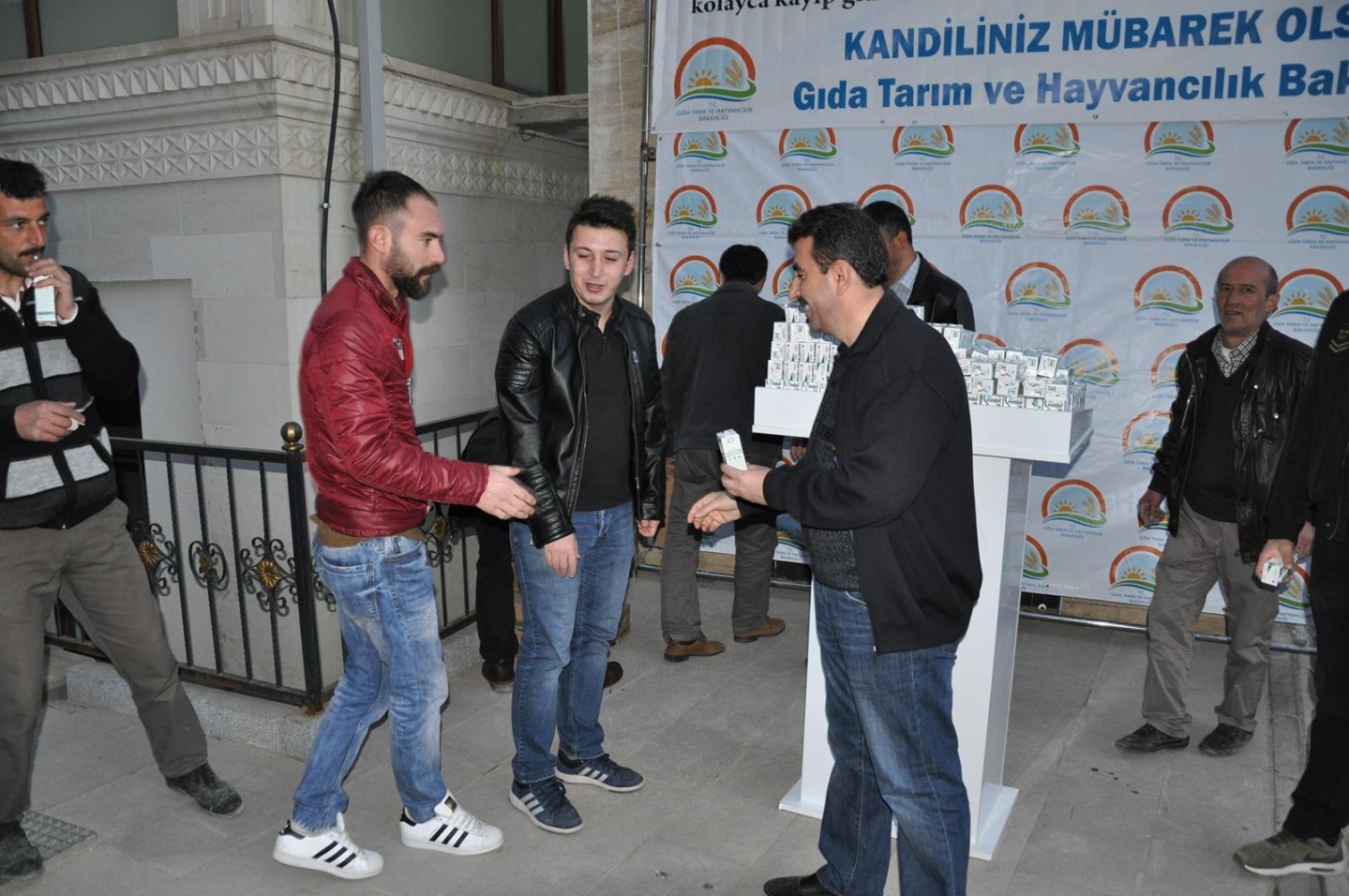 Kandil sütü dağıtımı devam ediyor 2