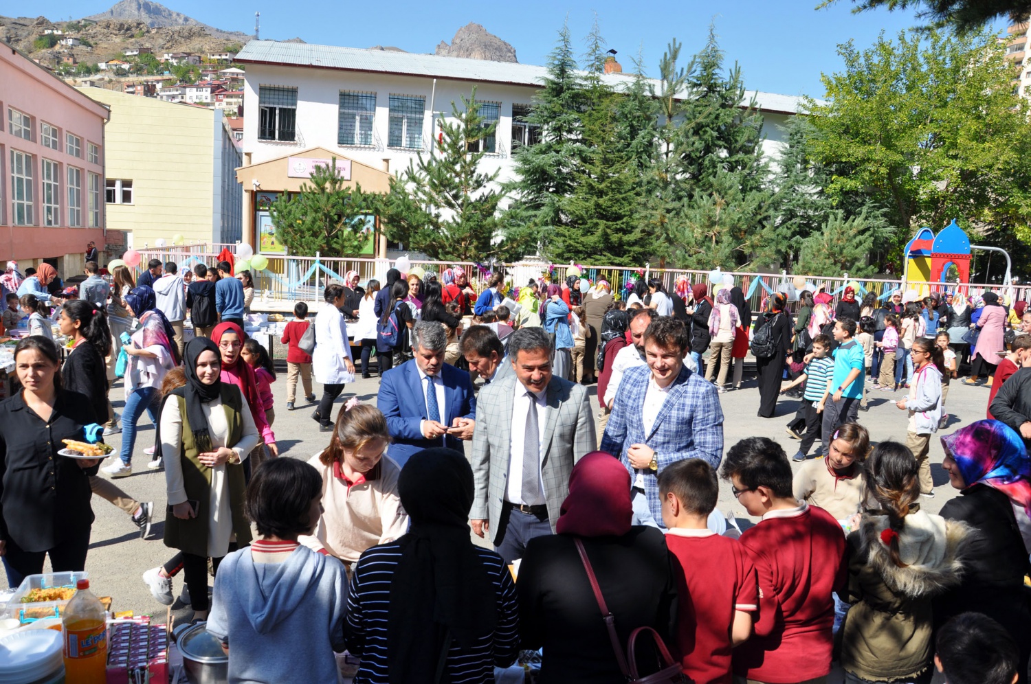 Okul bahçesinde düzenlenen kermes ilgi gördü 3