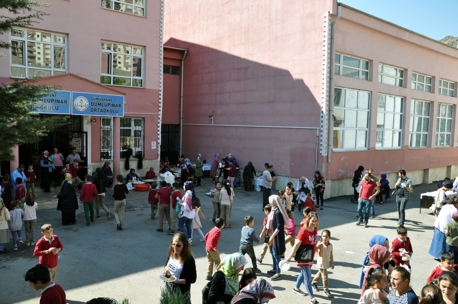 Okul bahçesinde düzenlenen kermes ilgi gördü 5