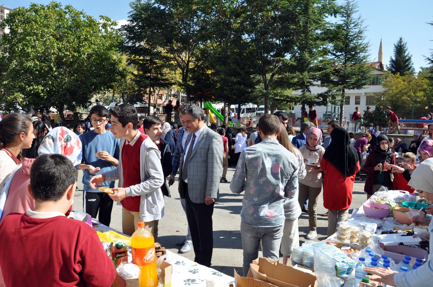 Okul bahçesinde düzenlenen kermes ilgi gördü 7