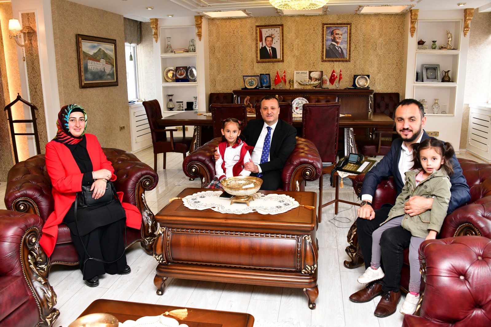 Vali Taşbilek, minik çevreci Zeynep’i makamında misafir etti 2