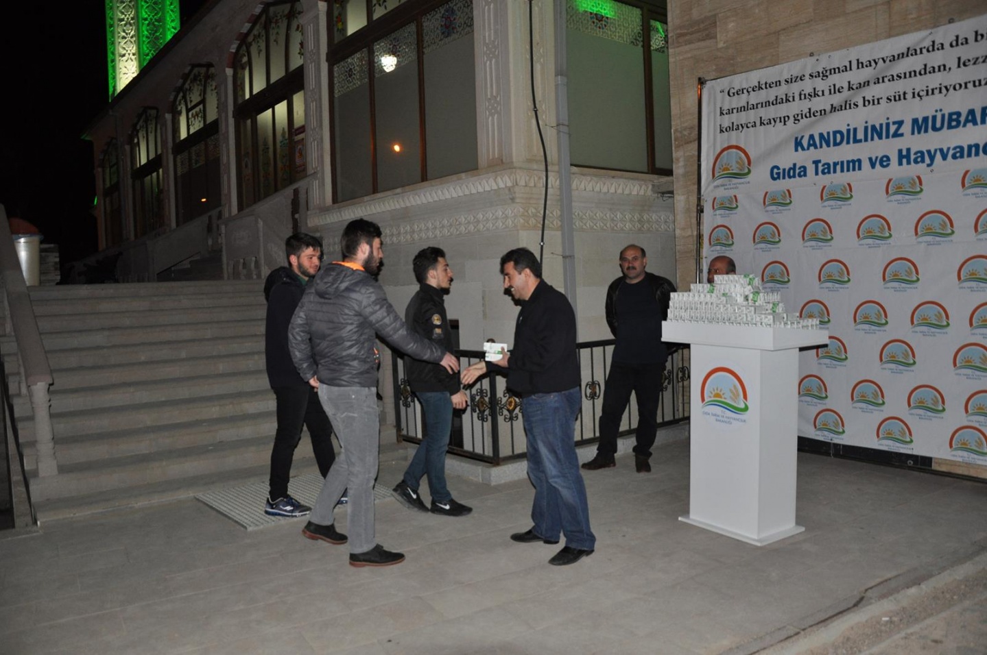 Kandil sütü dağıtımı devam ediyor 10