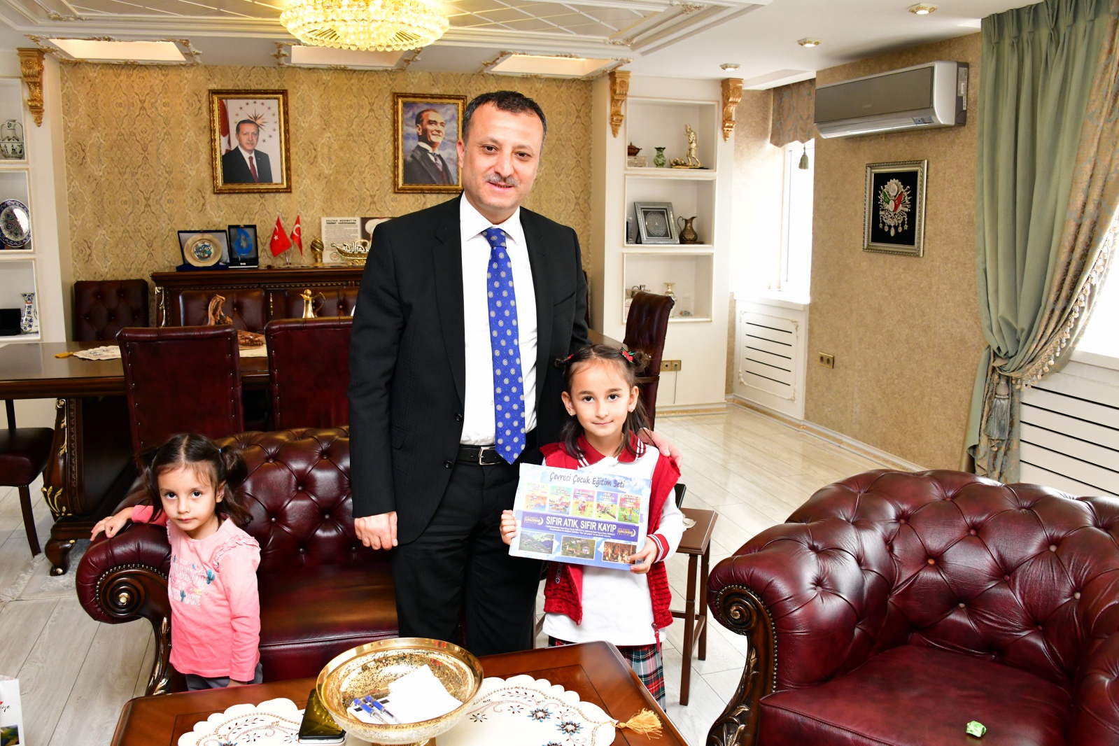 Vali Taşbilek, minik çevreci Zeynep’i makamında misafir etti 3