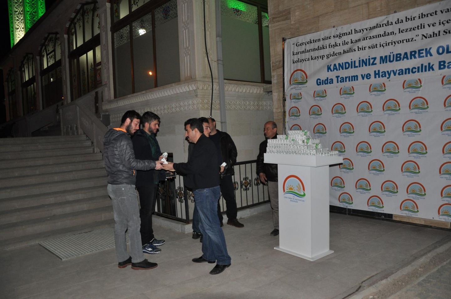 Kandil sütü dağıtımı devam ediyor 9