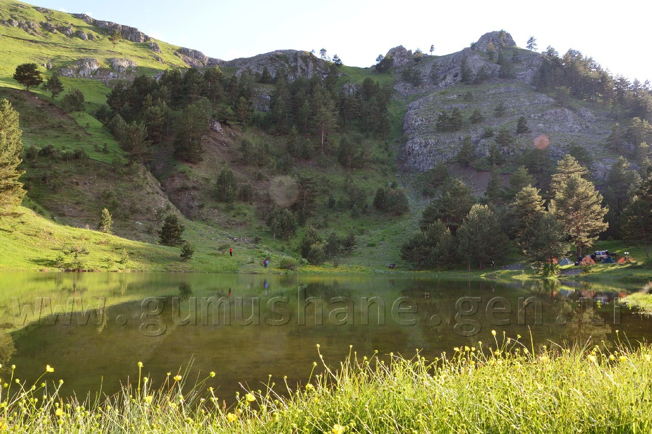Gümüşhaneli Dağcılar Altınpınar Gölünde Kamp Kurdu 1