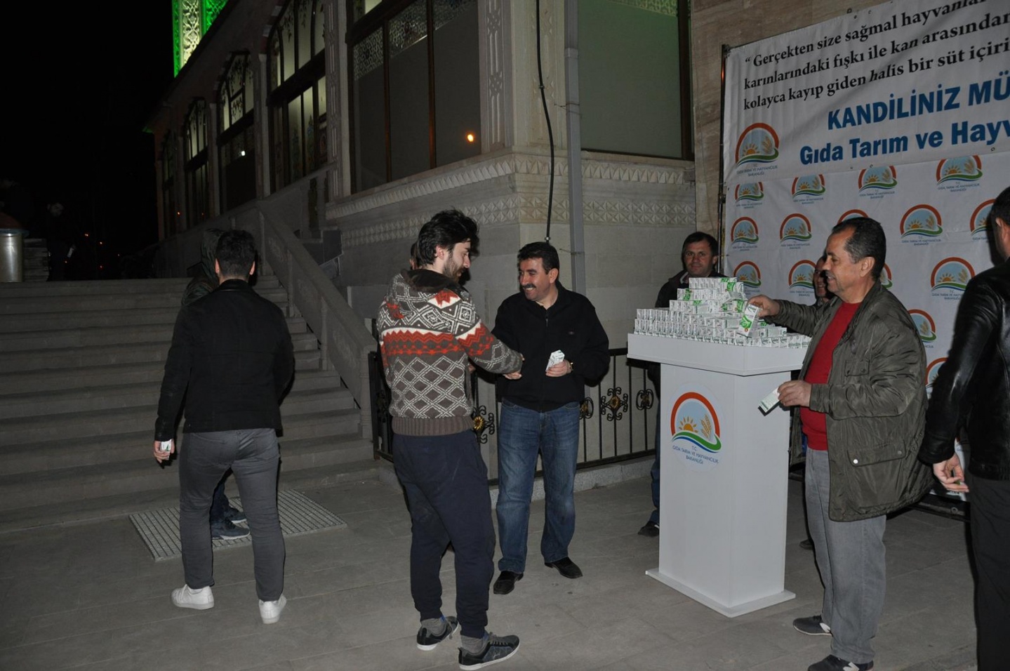 Kandil sütü dağıtımı devam ediyor 4