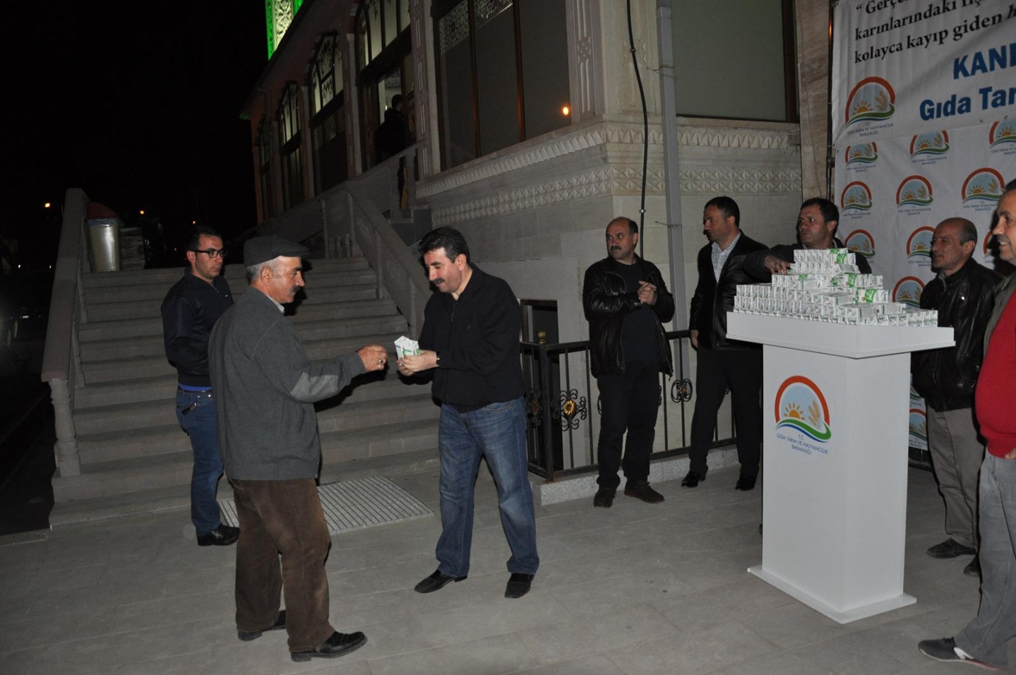 Kandil sütü dağıtımı devam ediyor 16