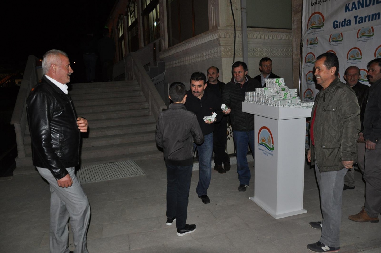 Kandil sütü dağıtımı devam ediyor 19