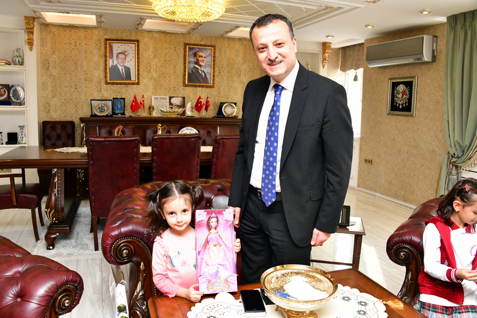 Vali Taşbilek, minik çevreci Zeynep’i makamında misafir etti 5