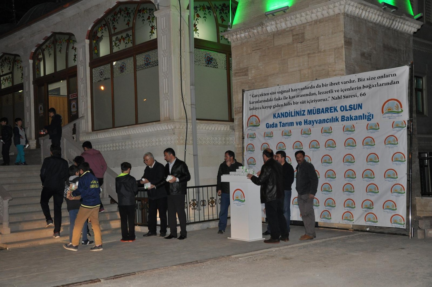 Kandil sütü dağıtımı devam ediyor 17