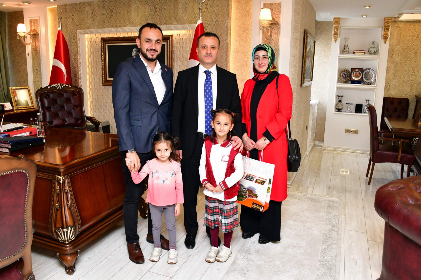 Vali Taşbilek, minik çevreci Zeynep’i makamında misafir etti 4