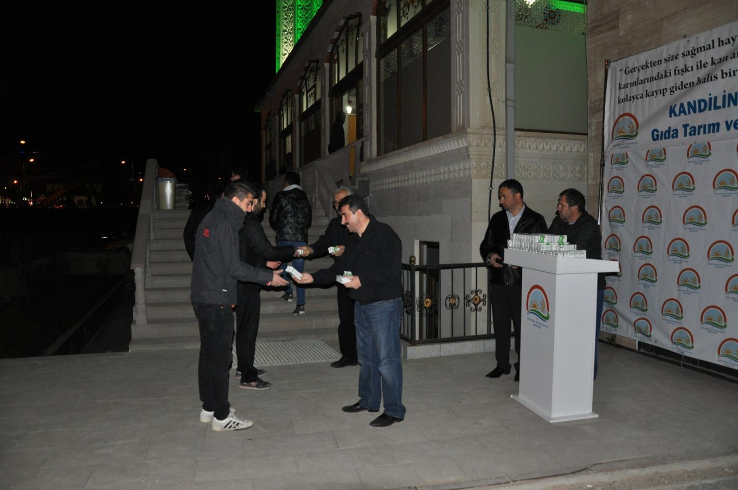 Kandil sütü dağıtımı devam ediyor 14